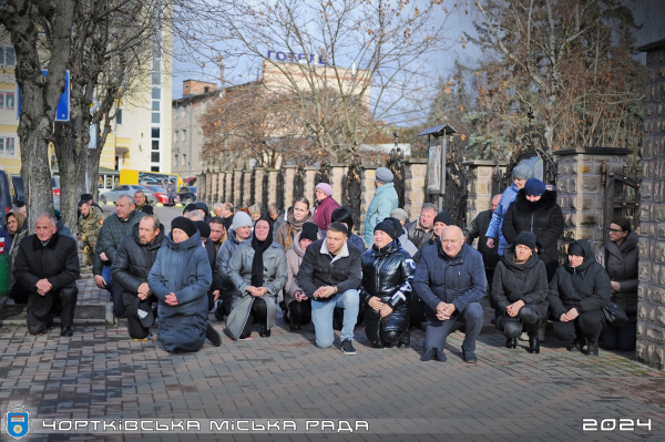 
У Чорткові зустріли тіло захисника, який помер у комі в лікарні (фото)