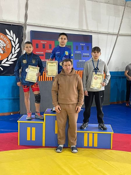 
Четверо спортсменів зі Збаража завоювали призові місця на чемпіонаті з вільної боротьби (фото)