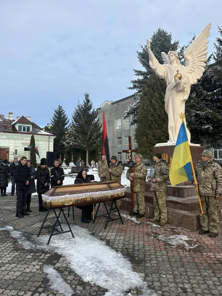 
У Підволочиську зустріли військового Романа Липку, який помер в госпіталі (фото)