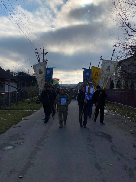 
В останню дорогу провели воїна з Козівської громади Андрія Скавінського