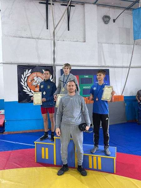 
Четверо спортсменів зі Збаража завоювали призові місця на чемпіонаті з вільної боротьби (фото)