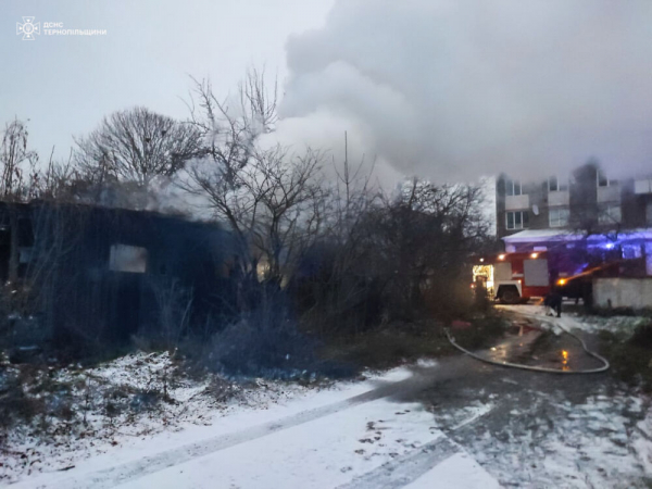 Сильна пожежа в Підволочиську: згоріло 60 м.кв (фото)