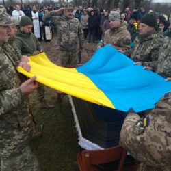 
Живим коридором провели в останню путь військовослужбовця із Тернопільщини