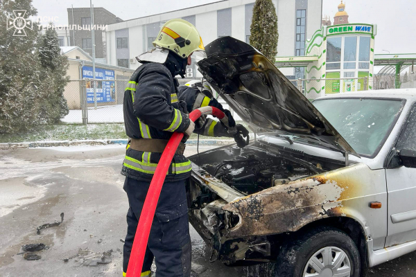 
У Чорткові посеред вулиці спалахнув автомобіль (фото)