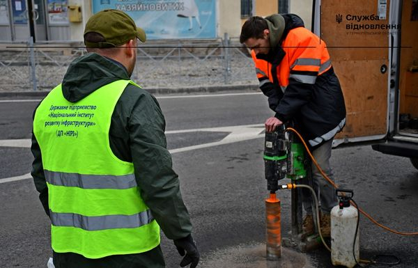 
У Теребовлі перевірили якість асфальтобетону і розмітки на новому мості (фото)