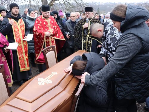 
Плакали діти та старі батьки: на колінах зустріли домовини з двома воїнами на Тернопільщині (фото)