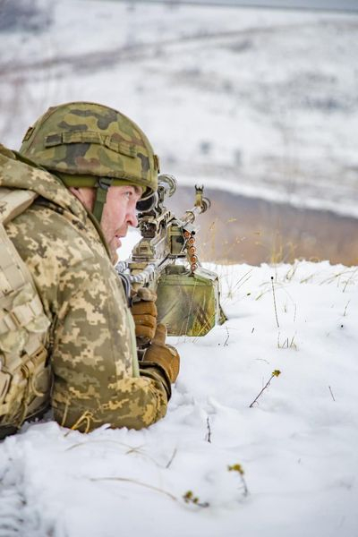 
Уже зима: показали тренування батальйону 105 окремої бригади територіальної оборони на передовій (фото)