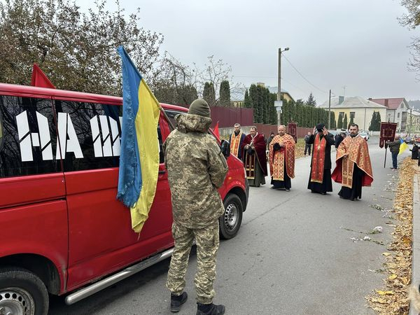 
У громаді на Тернопільщині на колінах зустріли загиблого лейтенанта (фото)