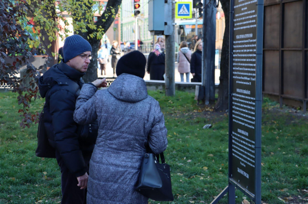 Вшанували воїнів, які захищали Іловайськ: у центрі Тернополя відкрили фотовиставку