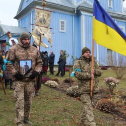 
Живим коридором провели в останню путь військовослужбовця із Тернопільщини