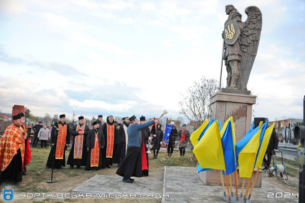 У Чорткові освятили пам'ятник Архангелу Михаїлу в честь полеглих в боях воїнів