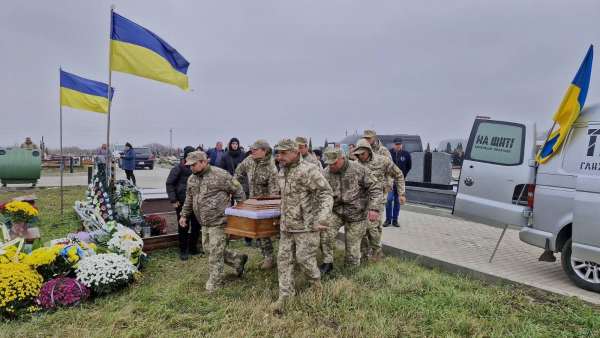 Усе — за кошти сім’ї. Чому не дали ні копійки та ще й відмовила у похованні воїна на Алеї Героїв?