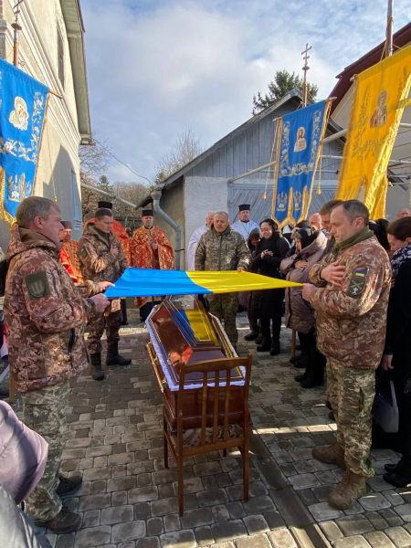 
В останню дорогу провели воїна з Козівської громади Андрія Скавінського