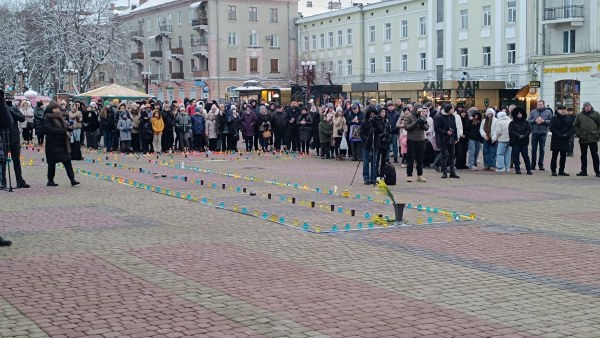 Жертв голодоморів вшанували хвилиною мовчання і молитвою