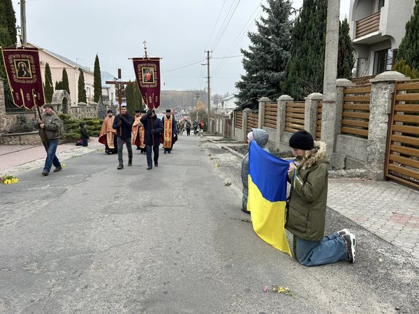 
У громаді на Тернопільщині на колінах зустріли загиблого лейтенанта (фото)