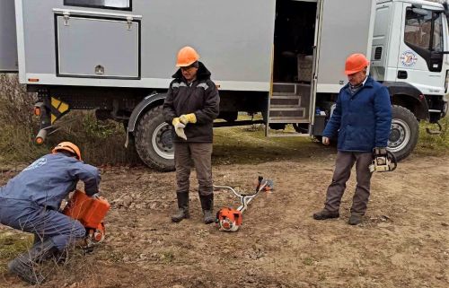 
Енергетики з електрокосами та болгарками виїхали на дороги Тернопільщини (фото)