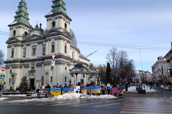 На підтримку полонених вийшли рідні військових у Тернополі