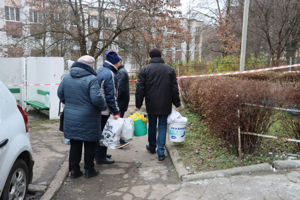 Відновили комунікації та замінюють вікна: що відбувається біля будинку, де влучив ворожий безпілотник