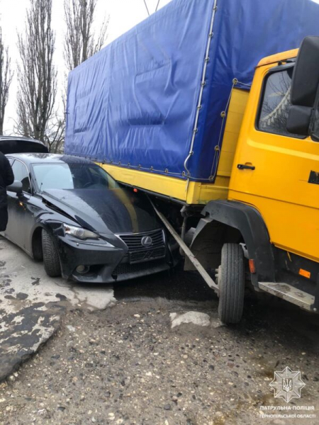 ДТП у Тернополі: елітне авто підім’яло під вантажівку. Фотофакт