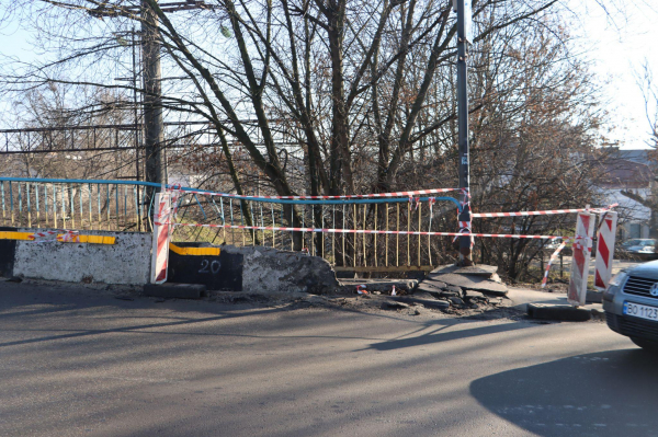 Прохід пішоходів частково обмежили через пошкодження: в якому стані «Горбатий міст» у Тернополі