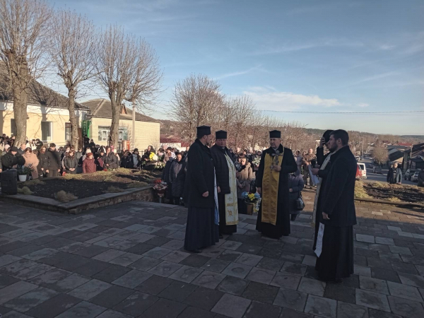 
Памʼятні знаки загиблим воїнам встановили у Вишнівці (ФОТО)