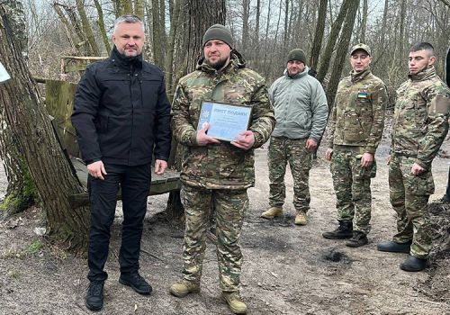 
У переддень Нового року начальник поліції Тернопільщини відвідав та нагородив військових на передовій (фото)