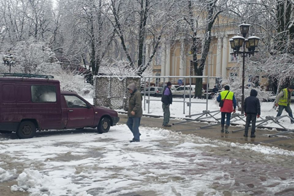 Розширюють алею пам'яті на бульварі Шевченка: встановлюють нові конструкції для портретів загиблих Героїв