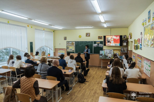 
Мер Тернополя вручив пам’ятний годинник донці загиблого захисника Романа Довгалюка