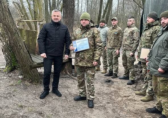 
У переддень Нового року начальник поліції Тернопільщини відвідав та нагородив військових на передовій (фото)