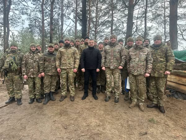 
У переддень Нового року начальник поліції Тернопільщини відвідав та нагородив військових на передовій (фото)