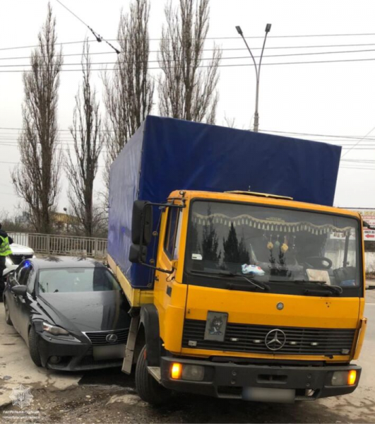 ДТП у Тернополі: елітне авто підім’яло під вантажівку. Фотофакт