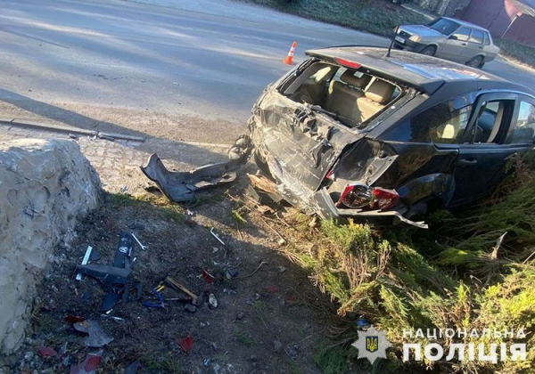 Жахлива аварія у Кременці: водій збив двох дітей на тротуарі (фото)