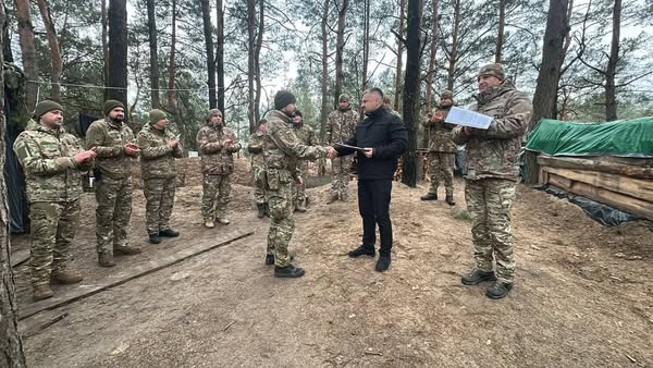 
У переддень Нового року начальник поліції Тернопільщини відвідав та нагородив військових на передовій (фото)