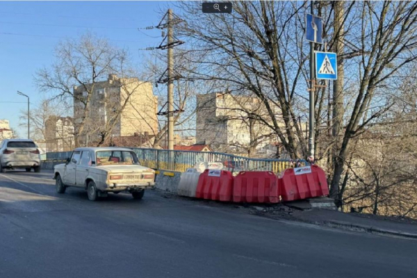 Прохід пішоходів частково обмежили через пошкодження: в якому стані «Горбатий міст» у Тернополі