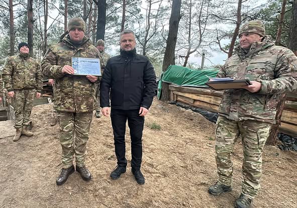 
У переддень Нового року начальник поліції Тернопільщини відвідав та нагородив військових на передовій (фото)