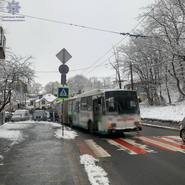 У Тернополі тролейбус в’їхав в легковик