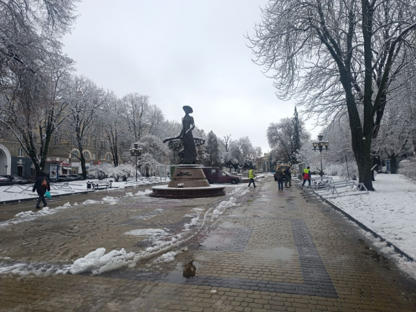 Розширюють алею пам'яті на бульварі Шевченка: встановлюють нові конструкції для портретів загиблих Героїв