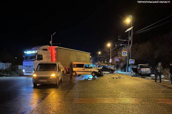 Пʼять автівок зіштовхнулися біля села Камʼянки