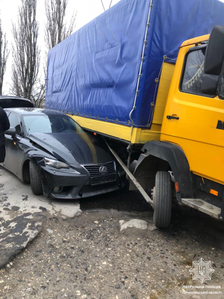 
Lexus та Mercedes не розминулися у Тернополі (ФОТО)