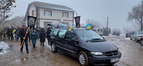 
До війни працював вчителем, планував одружитися: у домовині привезли 30-річного захисника у рідне село на Чортківщину (фото)