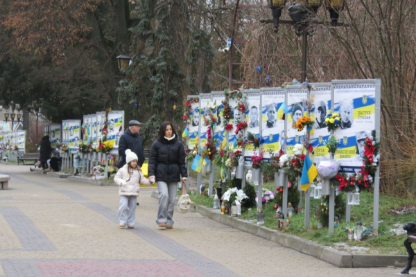 Рідні приносять ялинки та гірлянди до фотографій загиблих воїнів: який вигляд має Алея пам’яті