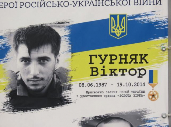 Рідні приносять ялинки та гірлянди до фотографій загиблих воїнів: який вигляд має Алея пам’яті