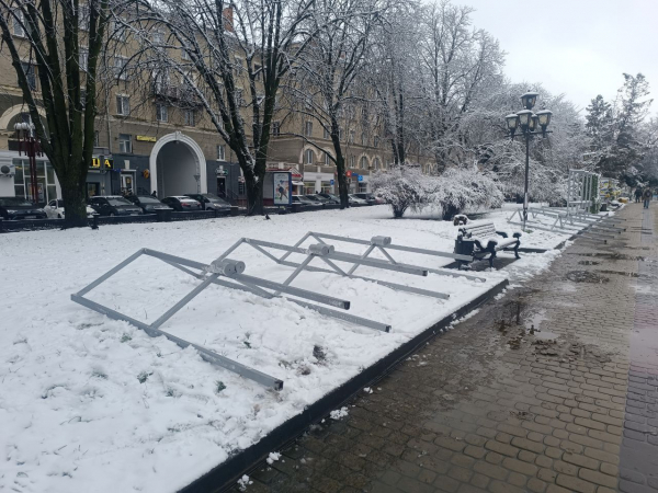 Розширюють алею пам'яті на бульварі Шевченка: встановлюють нові конструкції для портретів загиблих Героїв