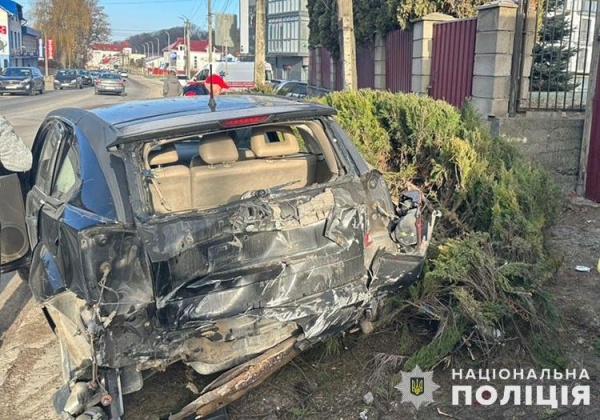 Жахлива аварія у Кременці: водій збив двох дітей на тротуарі (фото)