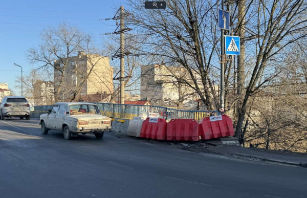 Прохід пішоходів частково обмежили через пошкодження: в якому стані «Горбатий міст» у Тернополі