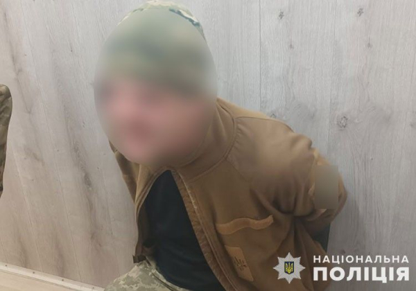 На автовокзалі Тернополя затримали чоловіка у формі, який погрожував ножем