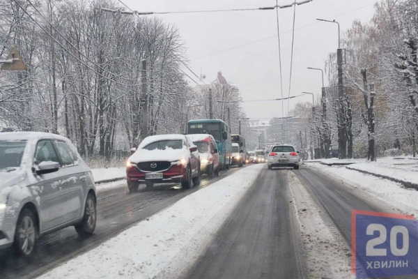 Ситуація на дорогах області: скільки техніки розчищає автошляхи від снігу