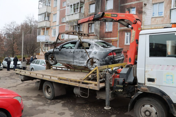 Відновили комунікації та замінюють вікна: що відбувається біля будинку, де влучив ворожий безпілотник