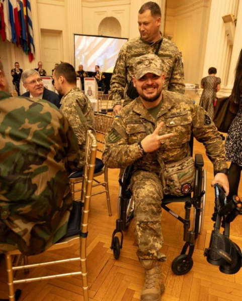 
"Дякую за втілення мрії у реальність", - військовий з Тернополя повернувся додому після протезування у США (фото, відео)