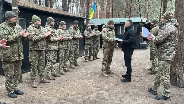 
У переддень Нового року начальник поліції Тернопільщини відвідав та нагородив військових на передовій (фото)